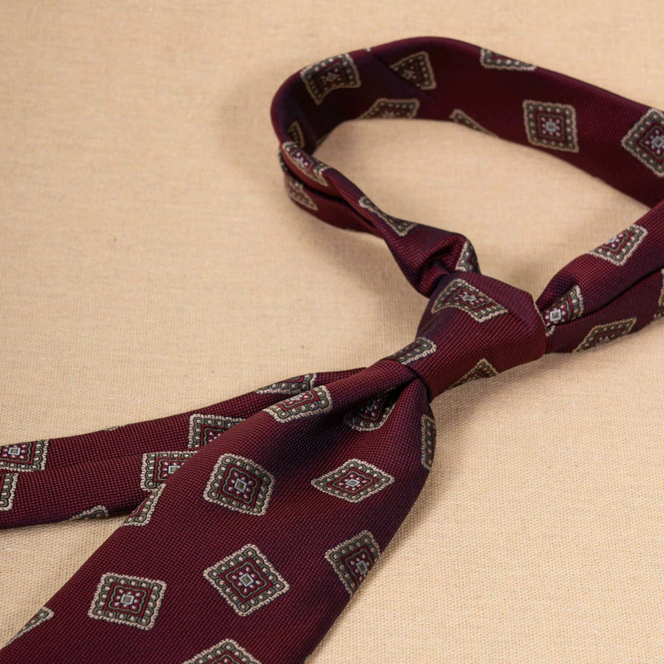 BORDEAUX BURGUNDY QUADRATO MEDALLION SILK TIE